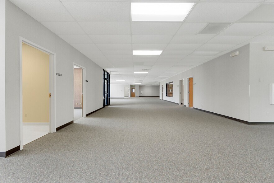 More Photos Of 8645 E Backwater Rd, North Webster Showroom For Lease