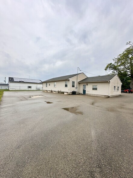 More Photos Of 2600 N Park Rd, Connersville Flex For Sale