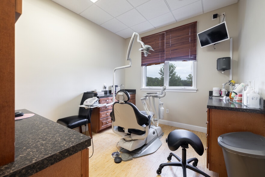 More Photos Of 30 Country Squire Dr, Cromwell Medical For Sale