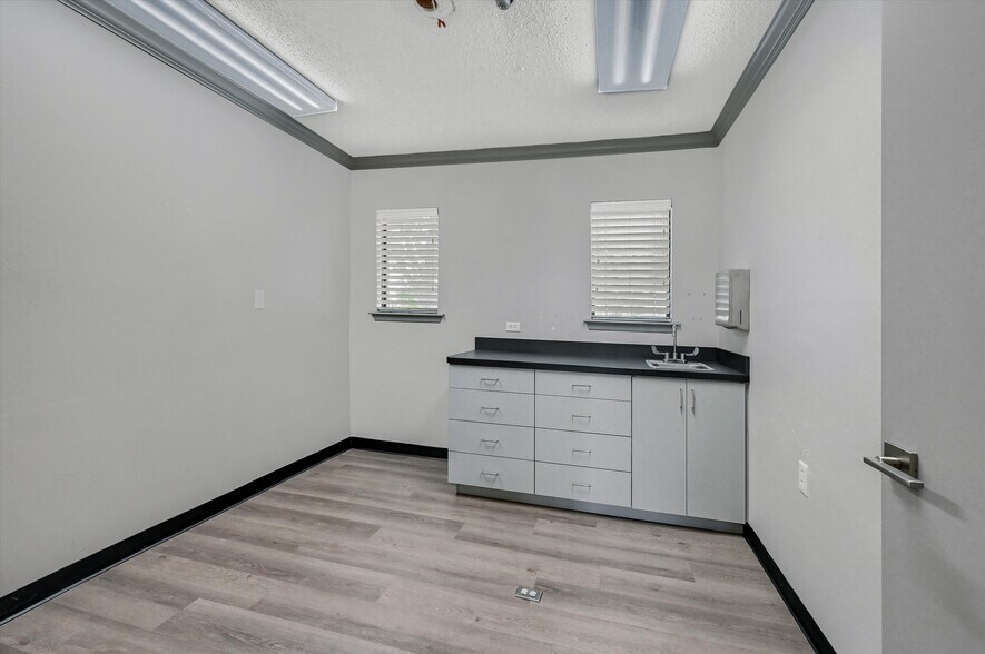 More Photos Of 815 Pecan Grove Rd E, Sherman Medical For Sale