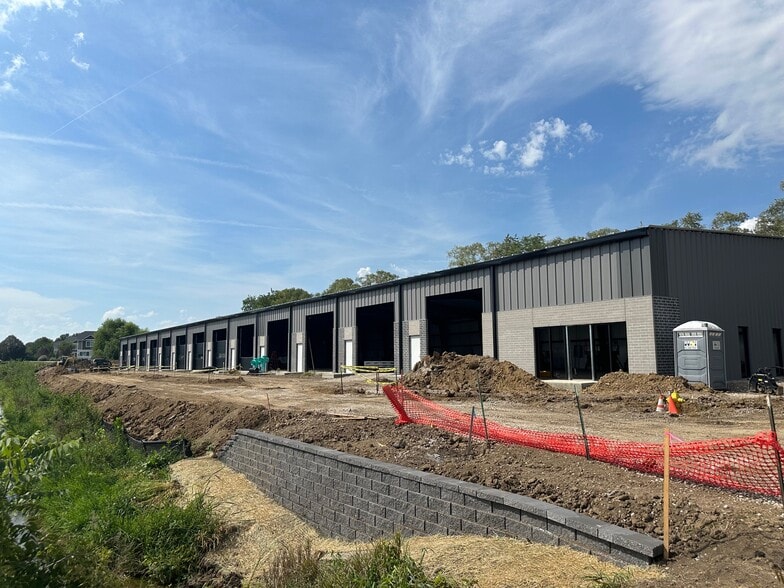 More Photos Of 2101 Delavan Drive, West Des Moines Industrial For Lease
