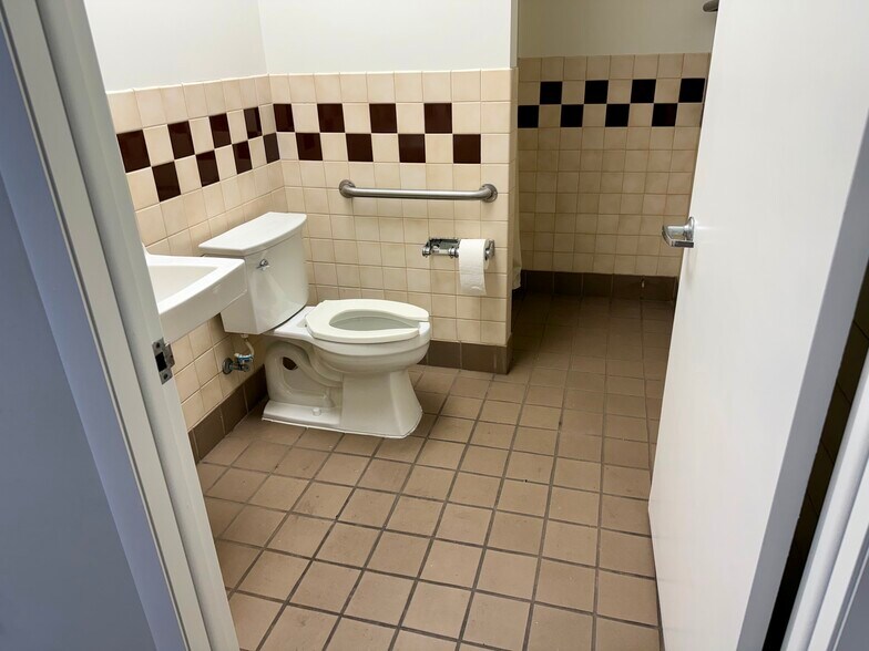 More Photos Of 5422-5432 W Crenshaw St, Tampa Unknown For Lease