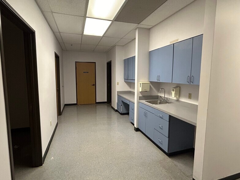 More Photos Of 3215 W Oak St, Palestine Medical For Lease