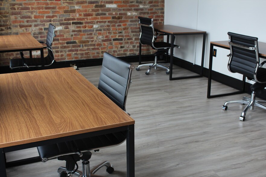 More Photos Of 911 College St, Bowling Green Office For Lease