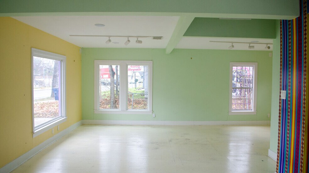 More Photos Of 2214 S 1st St, Austin Freestanding For Sale