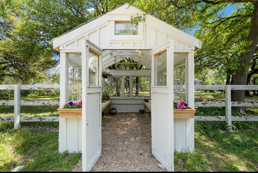 More Photos Of 301 Avenue I, Valley Mills Specialty For Sale