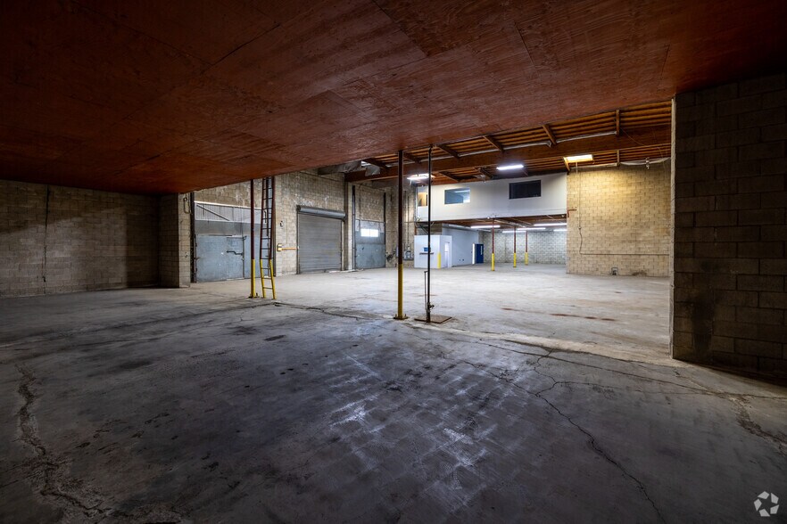 More Photos Of 314 N Wilmington Blvd & 915 W C St, Wilmington Showroom For Lease