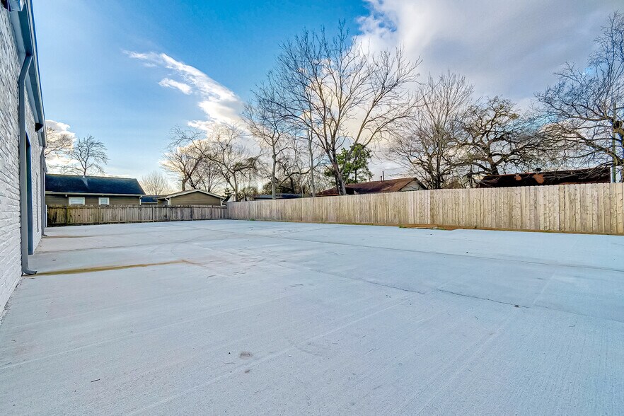 More Photos Of 1110 Central St, Houston Warehouse For Lease