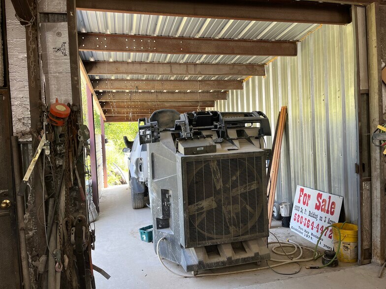 More Photos Of 462 E Reba McEntire Ave, Stringtown Flex For Sale