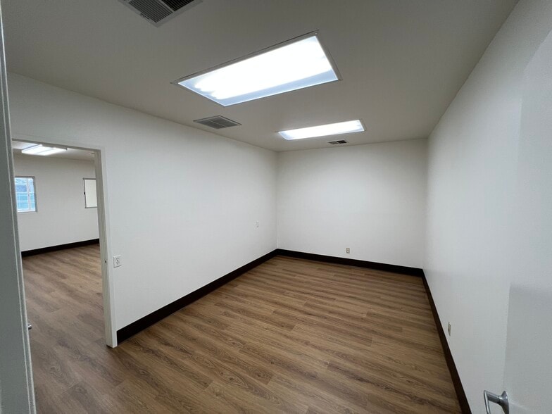 More Photos Of 5436 Cleon Ave, North Hollywood Warehouse For Lease