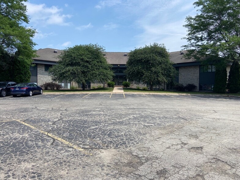 Primary Photo Of 2711 N Mason St, Appleton Medical For Sale
