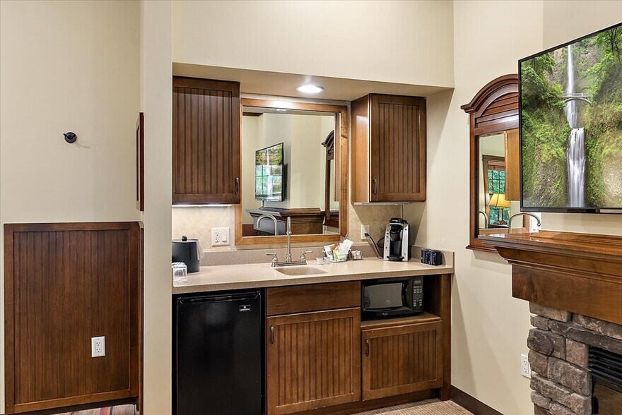 More Photos Of 3943 N Skookum Rd, Luther Hotel For Sale