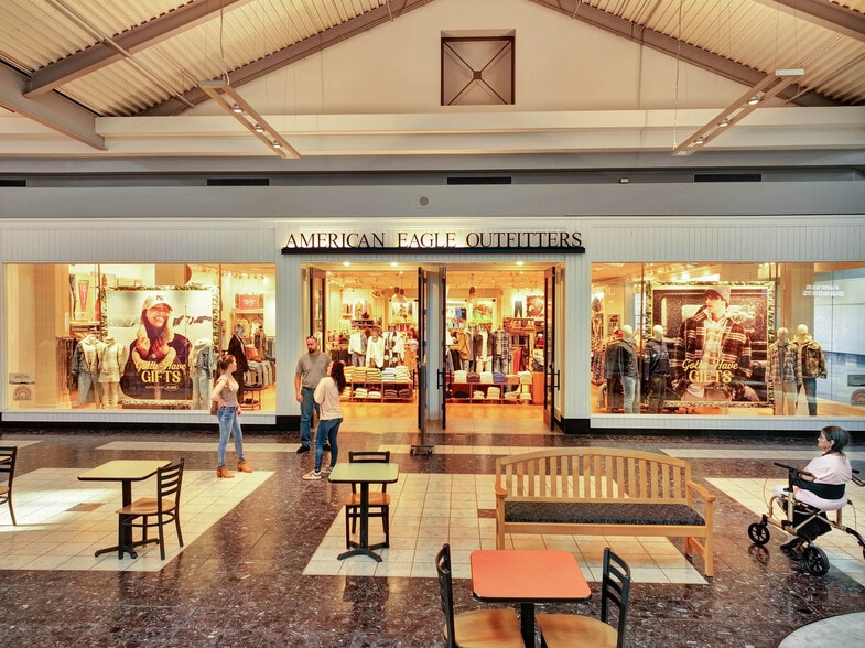 More Photos Of 2922-2930 Watson Blvd, Centerville Storefront For Lease