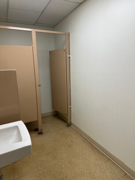More Photos Of 2811 Old Lee Hwy, Merrifield Service For Lease