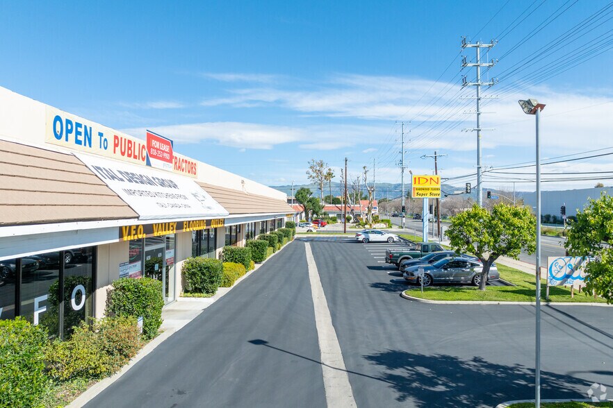 More Photos Of 7939-7947 Canoga Ave, Canoga Park Showroom For Lease