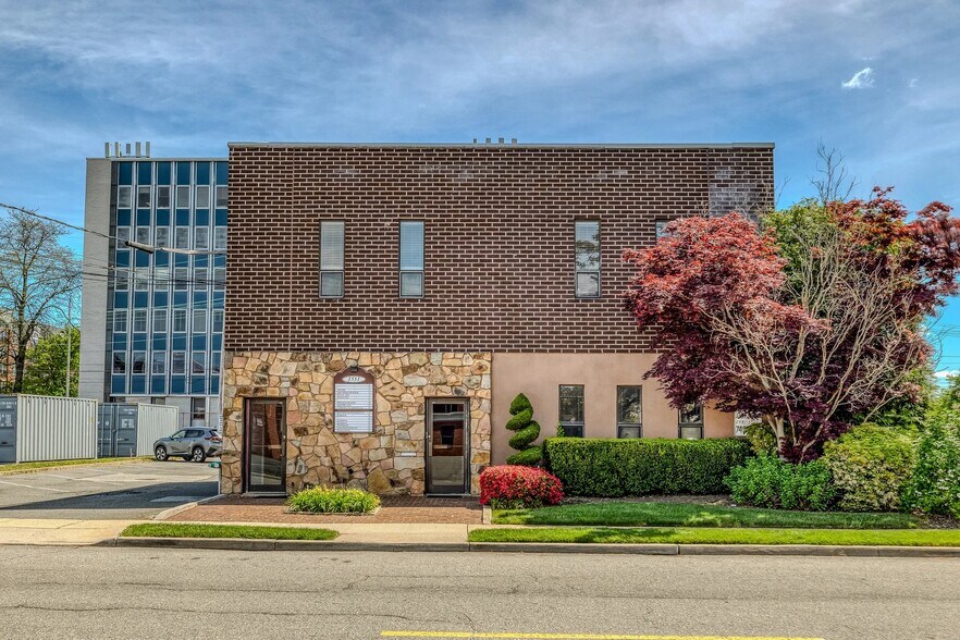 More Photos Of 1551 Kellum Pl, Mineola Office For Sale
