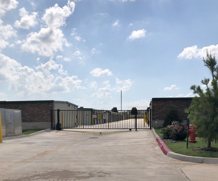 More Photos Of 2420 E College Ave, Guthrie Self Storage For Sale