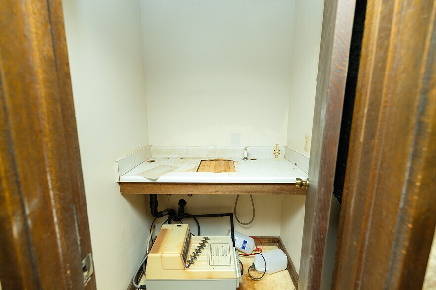 More Photos Of 504 N Poplar St, Peabody Medical For Sale