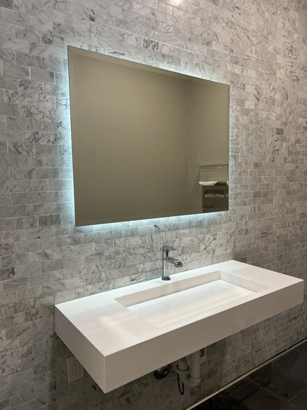 More Photos Of 3501 W Garry Ave, Santa Ana Warehouse For Lease