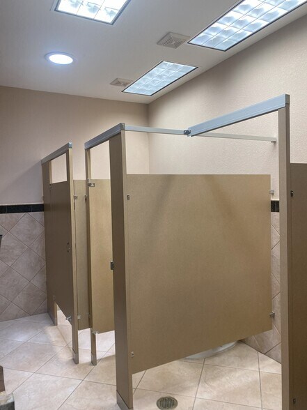 More Photos Of 814 East Ave, Katy Office For Sale