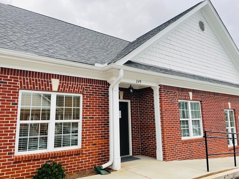 More Photos Of 247 River Park North Dr, Woodstock Medical For Sale