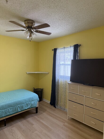 More Photos Of 322 Regal Park Dr, Valrico Specialty For Sale