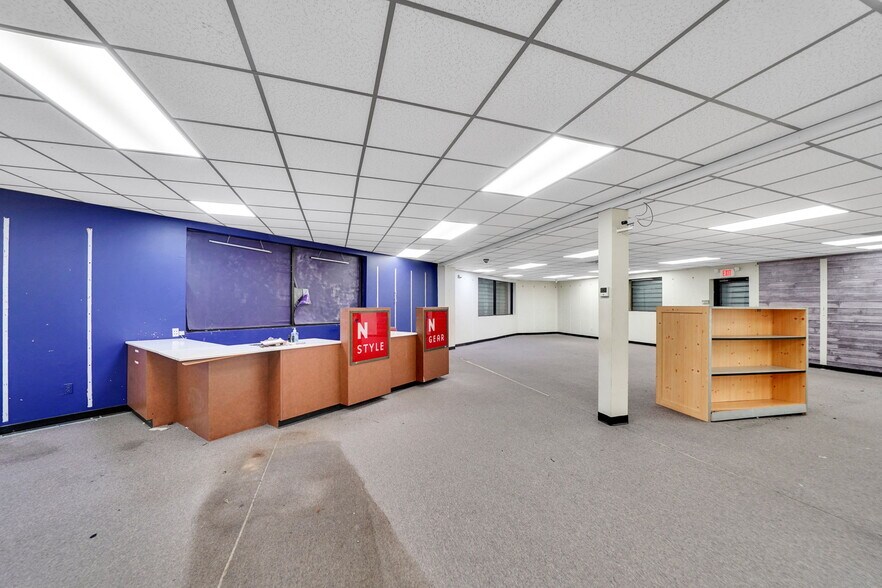 More Photos Of 150 W Sunrise Hwy, Lindenhurst General Retail For Lease