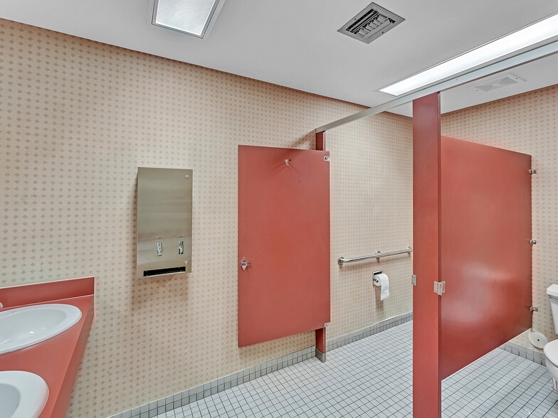 More Photos Of 4699 Nob Hill Rd, Sunrise Medical For Sale