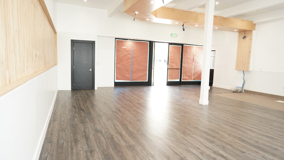 More Photos Of 16616 Ventura Blvd, Encino Restaurant For Lease