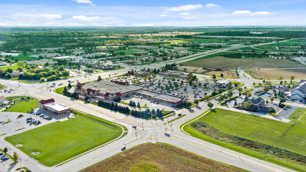 More Photos Of 1300-1380 Pabst Farms Blvd, Oconomowoc General Retail For Lease
