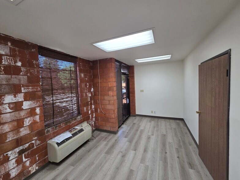 More Photos Of 26818 Oak Ave, Canyon Country Warehouse For Lease