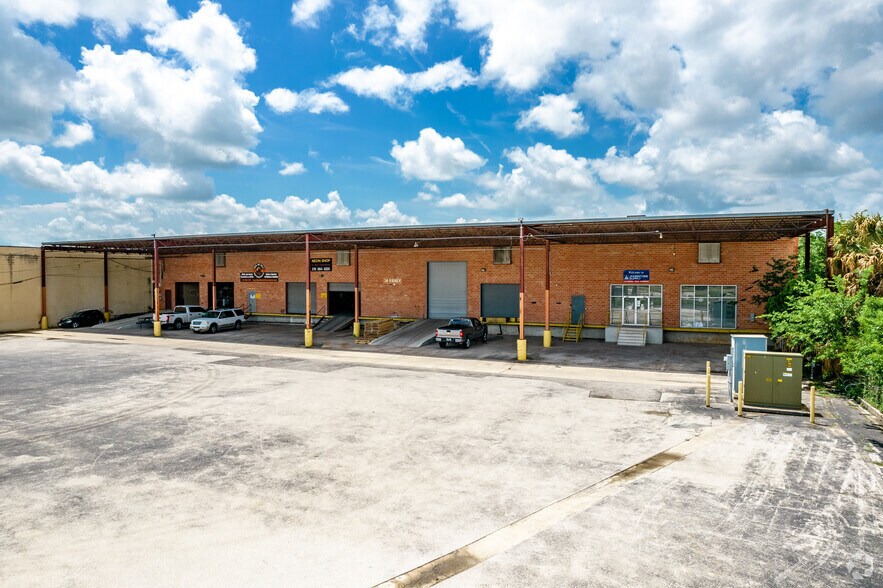 More Photos Of 30 Essex St, San Antonio Warehouse For Lease