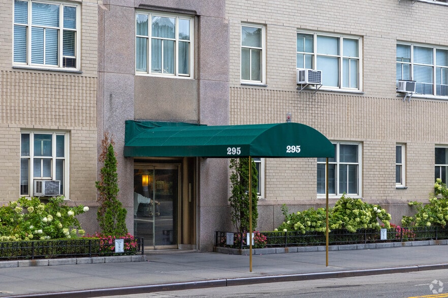 More Photos Of 295 Central Park W, New York Apartments For Lease