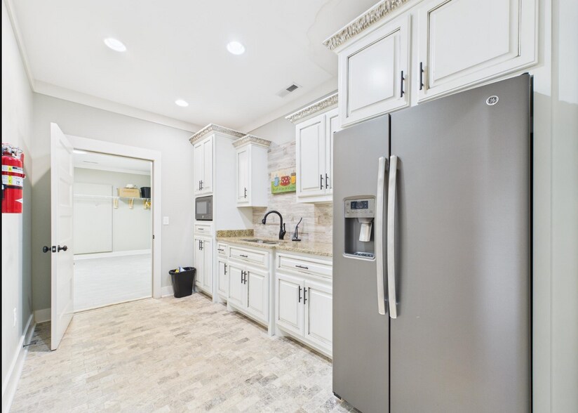 More Photos Of 102 Kimberly Ave, Muscle Shoals Office For Sale