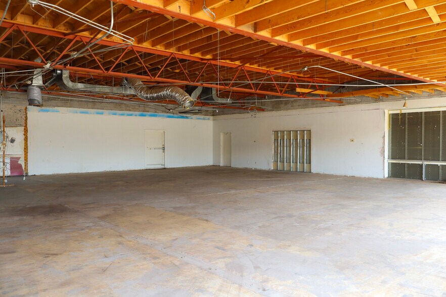 More Photos Of 500 W Indian School Rd, Phoenix Storefront For Sale