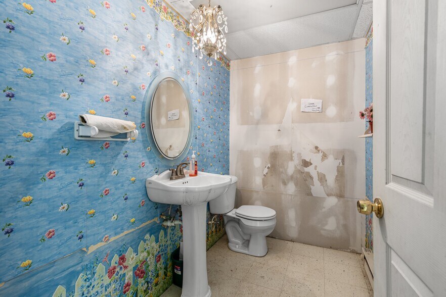 More Photos Of 99 Roper Dr, Park Hills Self Storage For Sale