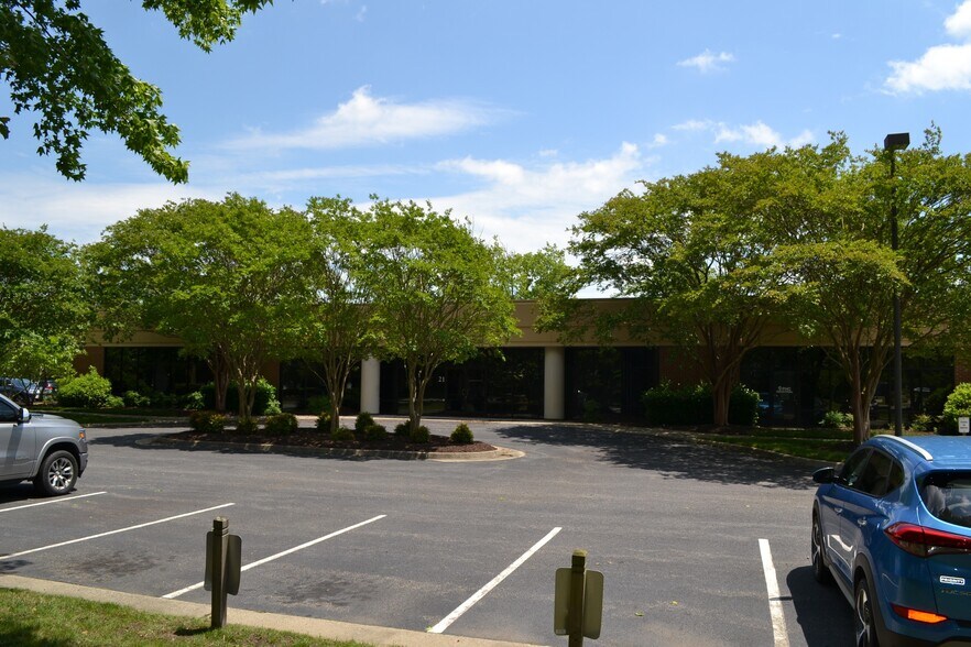 More Photos Of 21 Manhattan Sq, Hampton Office For Sale