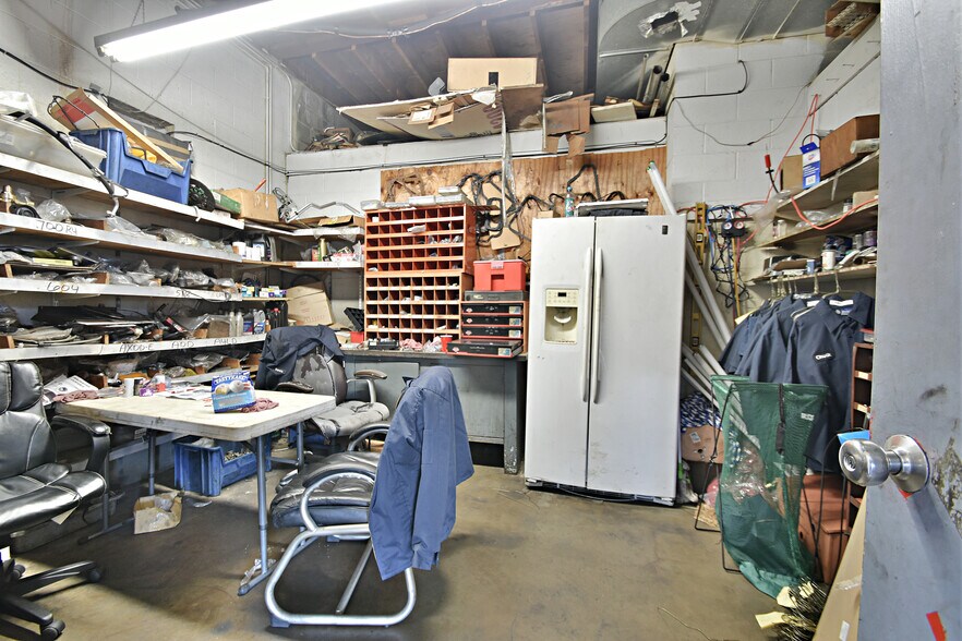 More Photos Of 5327 Clinton Hwy, Knoxville Auto Repair For Sale