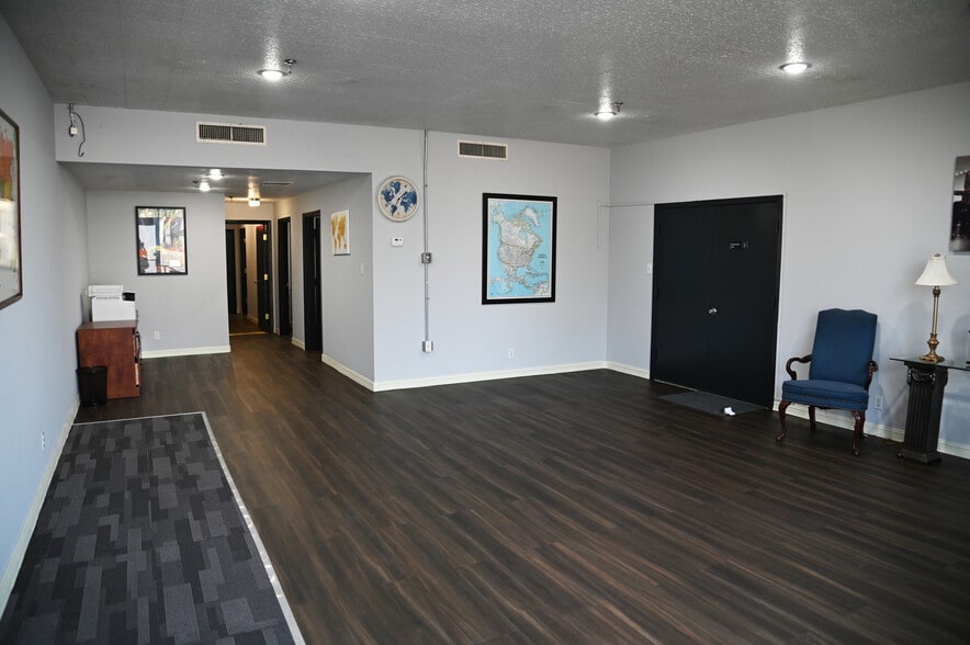More Photos Of 10685 Hazelhurst Dr, Houston Warehouse For Lease