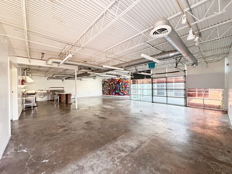 More Photos Of 1121 Delano St, Houston General Retail For Lease
