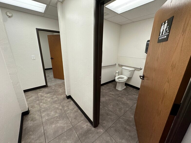 More Photos Of 4800 S Council Rd, Oklahoma City Warehouse For Lease