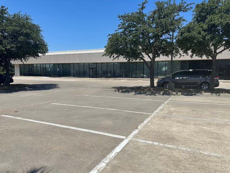 More Photos Of 4563 W Walnut St, Garland Storefront Retail Office For Lease