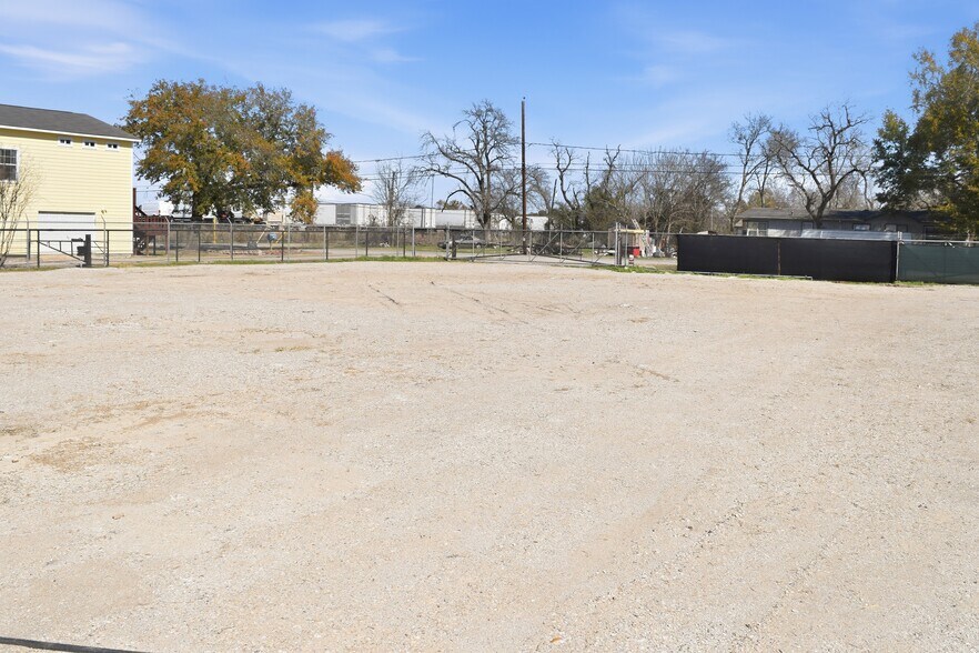 More Photos Of 12115 West Dr, Cypress Land For Lease