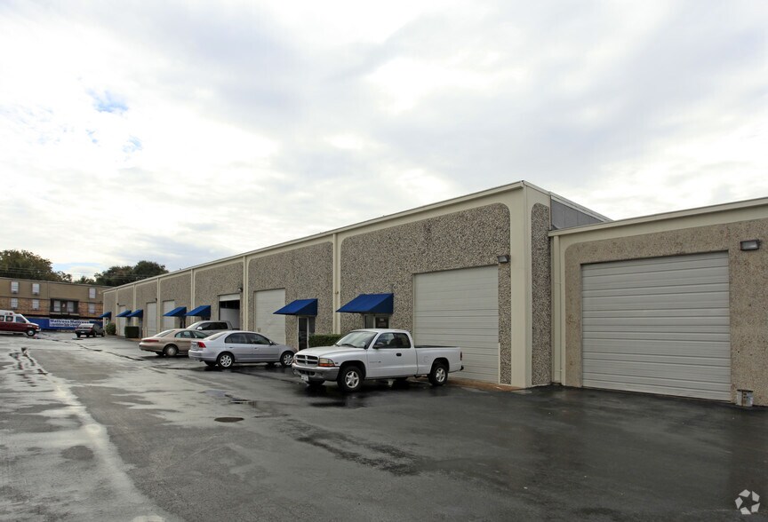 More Photos Of 6315-6331 Skyline Dr, Houston Distribution For Lease