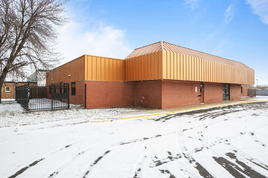 More Photos Of 8432 Noble Ave, Minneapolis Bar For Sale