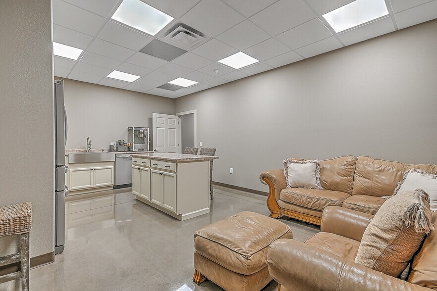 More Photos Of 317 Bluff City Hwy, Bristol Flex For Sale