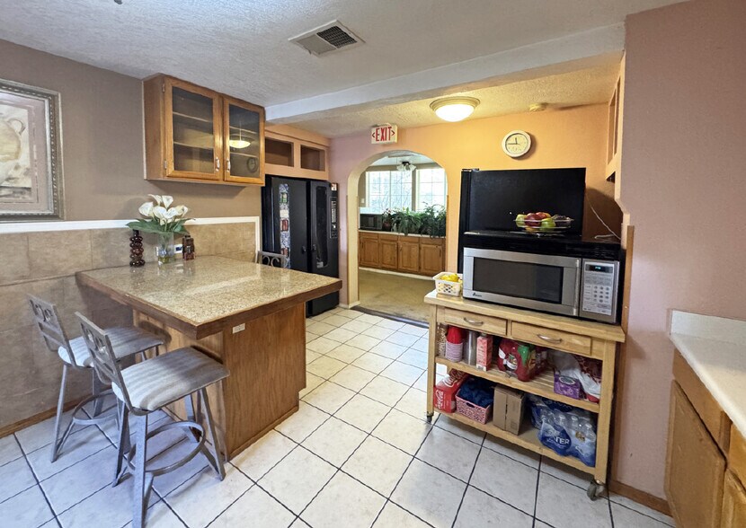 More Photos Of 700 Montano Rd NW, Albuquerque Freestanding For Sale