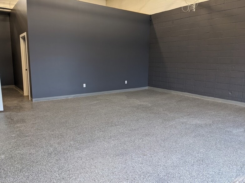 More Photos Of 8312-8314 Fraser Av, Fort McMurray Showroom For Lease