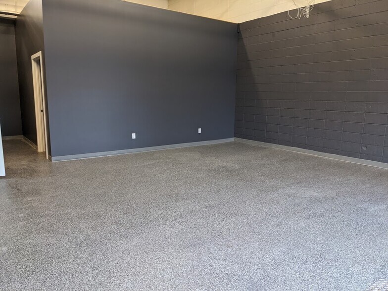 More Photos Of 8312-8314 Fraser Av, Fort McMurray Showroom For Lease