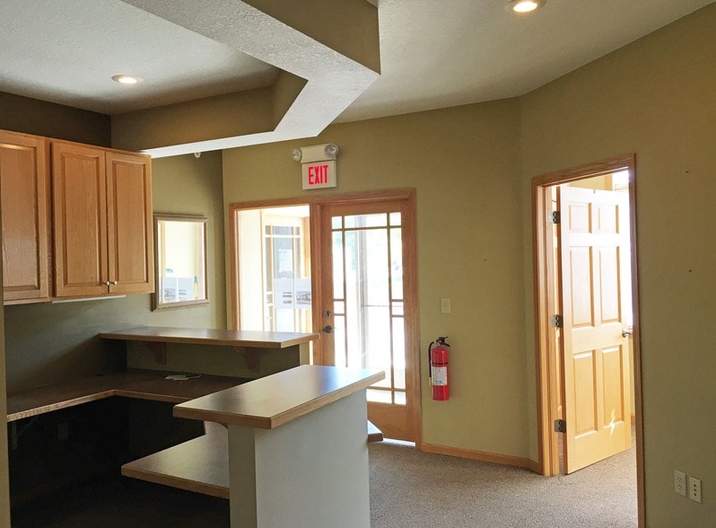 More Photos Of 7965 Stone Creek Dr, Chanhassen Office For Sale